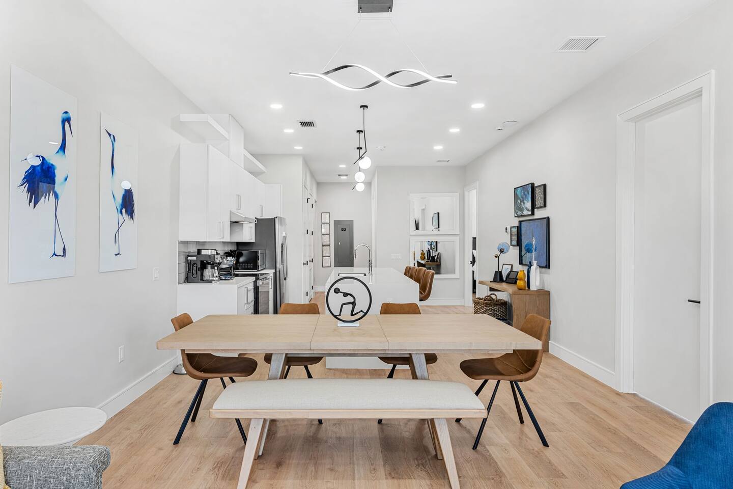Spacious and airy living area, perfect for enjoying meals at home.