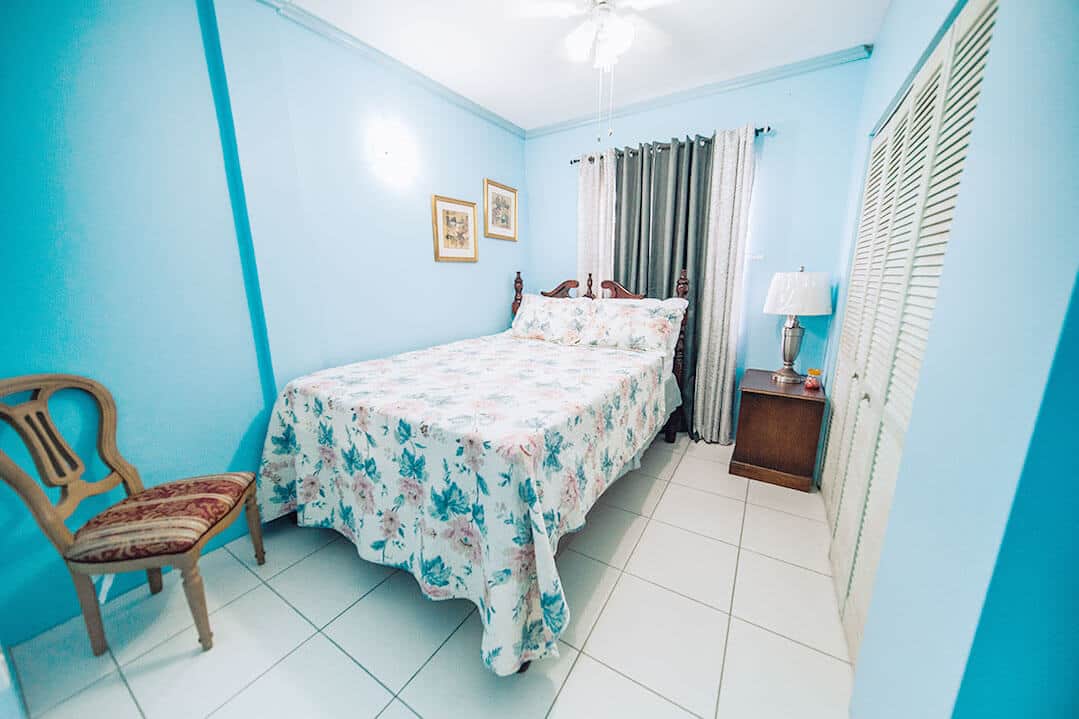 Second bedroom with queen size bed.