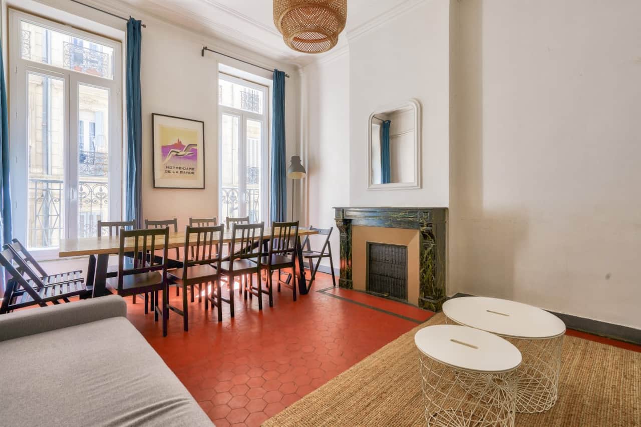 Grand salon avec 2 canapés lits et une grande table à manger
