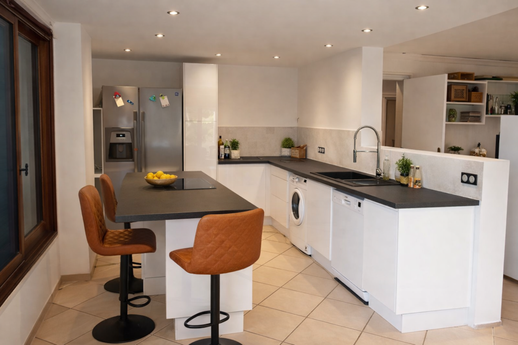 Cuisine moderne et épurée avec îlot