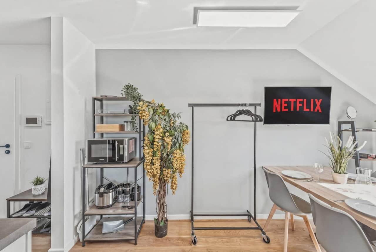 Netflix & Küchenregal mit Kleiderständer – ankommen und entspannen in Trierweiler