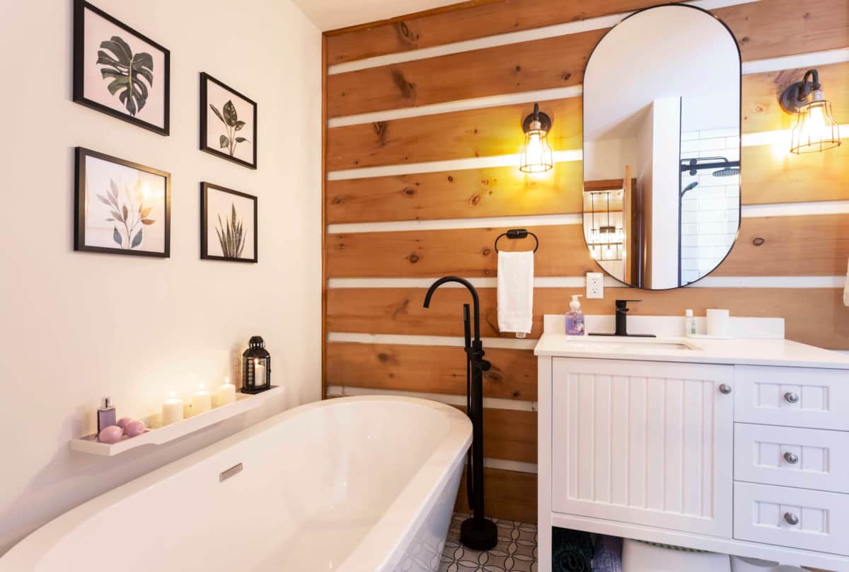 1re Salle de bain complète avec bain et douche