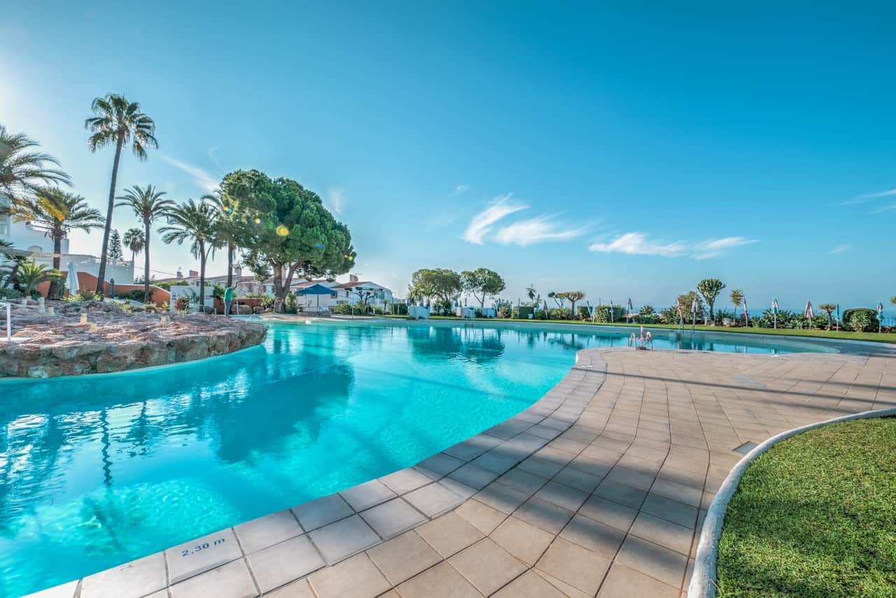 Som gäst har du tillgång till Nerjas största pool, komplett med solstolar, parasoller och en ny