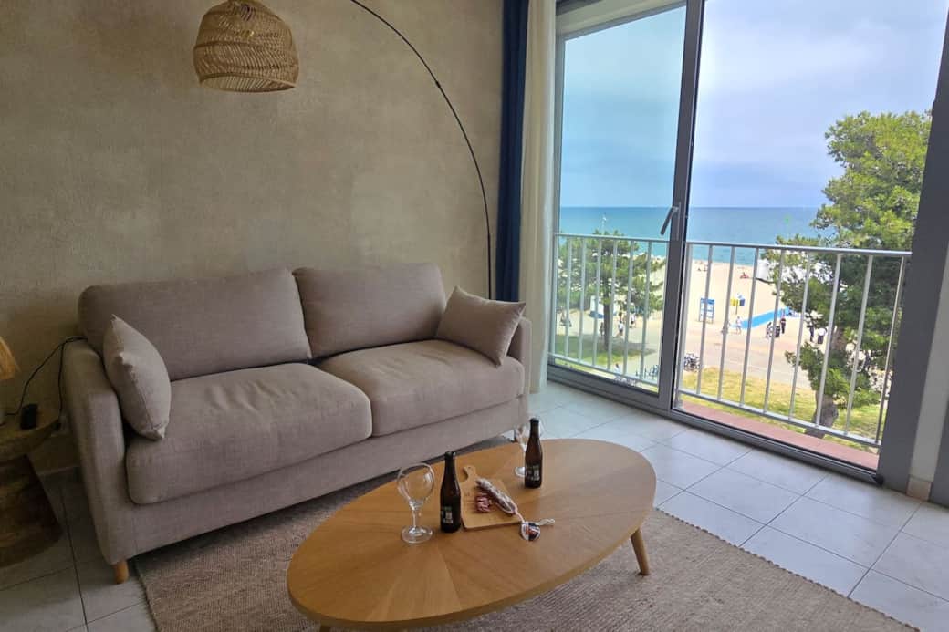 Studio lumineux avec grande baie vitrée et vue mer
