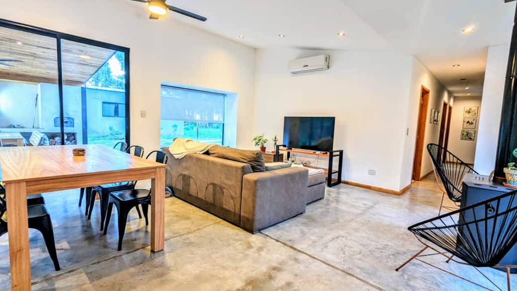 Living room, 55" 4K TV, AC, Tromen wood stove, weekend getaway vacation home, Campo Timbó