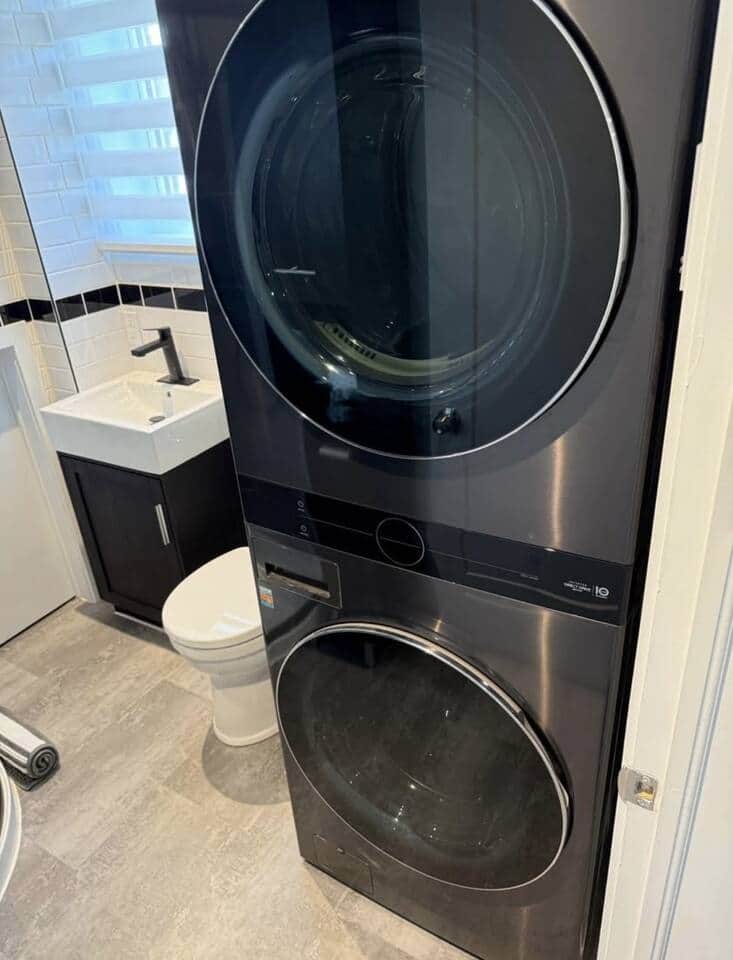 Salle de bains avec douche et buanderie