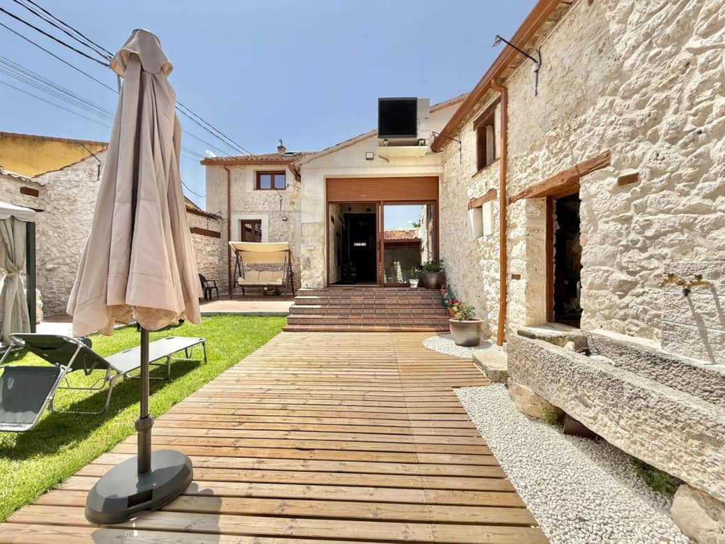 Patio amplio y luminoso con césped, barbacoa y zona chill-out bajo carpa. Dispone de mesa grande para comidas al aire libre, sofás, columpio y futbolín, perfecto para compartir y relajarse en grupo.