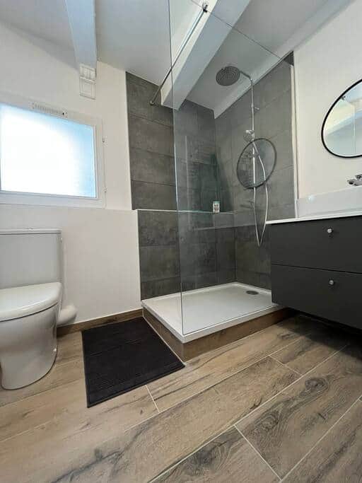 Salle de douche nº2 et toilettes Salle de douche nº2 et toilettes