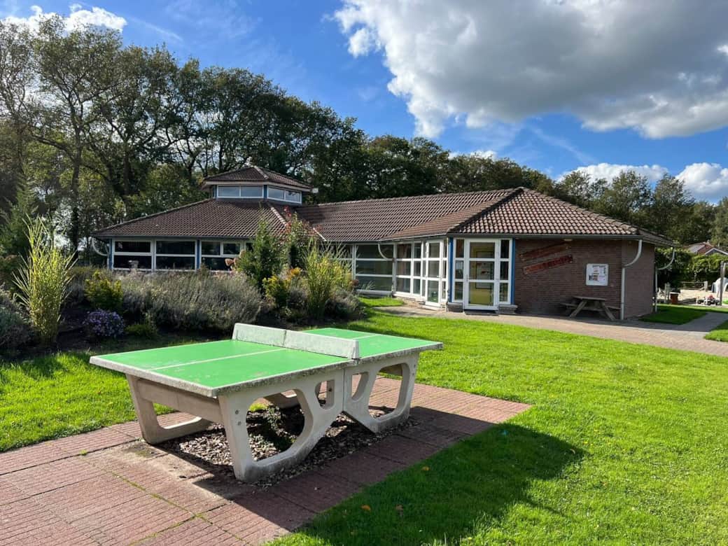 Het zwembad, Huugs Hunebad, en een tafeltennistafel bieden actief plezier in het park Hart van Drenthe. Het zwembad, Huugs Hunebad, en een tafeltennistafel bieden actief plezier in het park Hart van Drenthe.