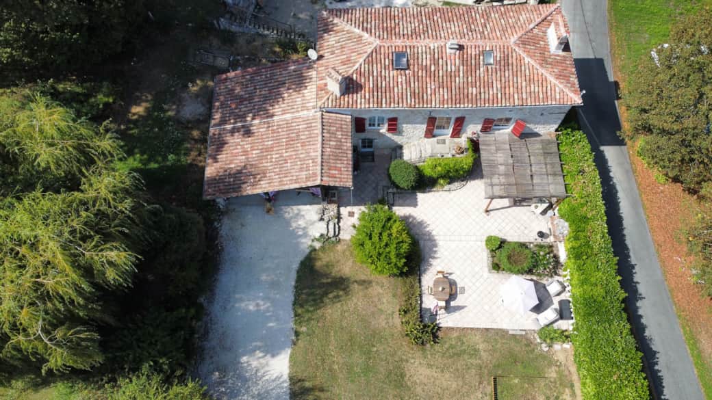 Deux terrasses pour profiter un maximum de ce bel extérieur. Deux terrasses pour profiter un maximum de ce bel extérieur.