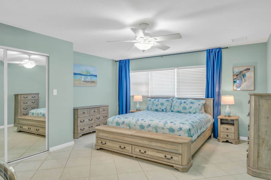 Master Bedroom (king) ceiling fan