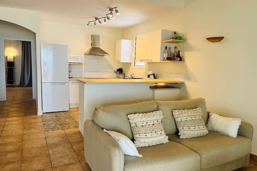 Kitchen opening onto the living room Fanny 2