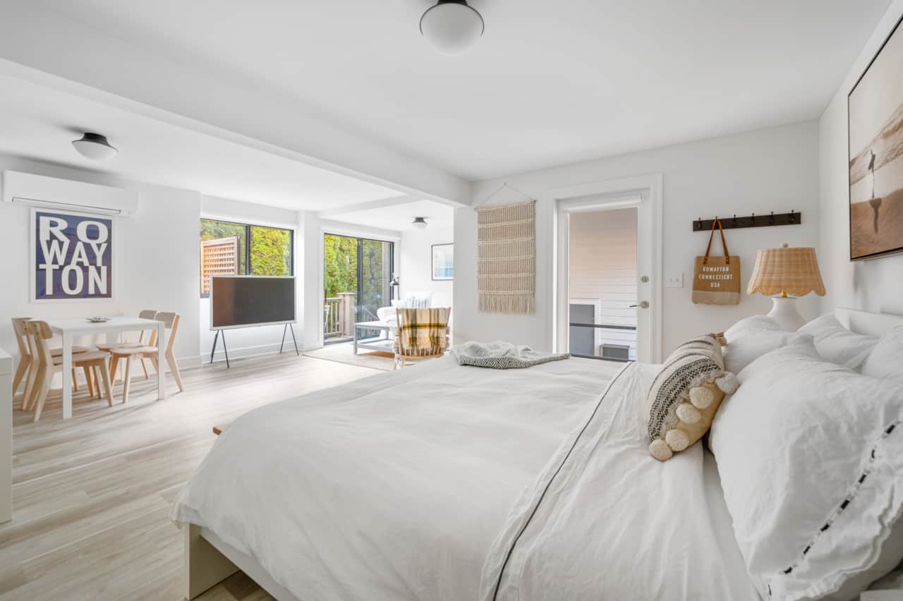 Stunning apartment just a few steps from the 5 mile river.