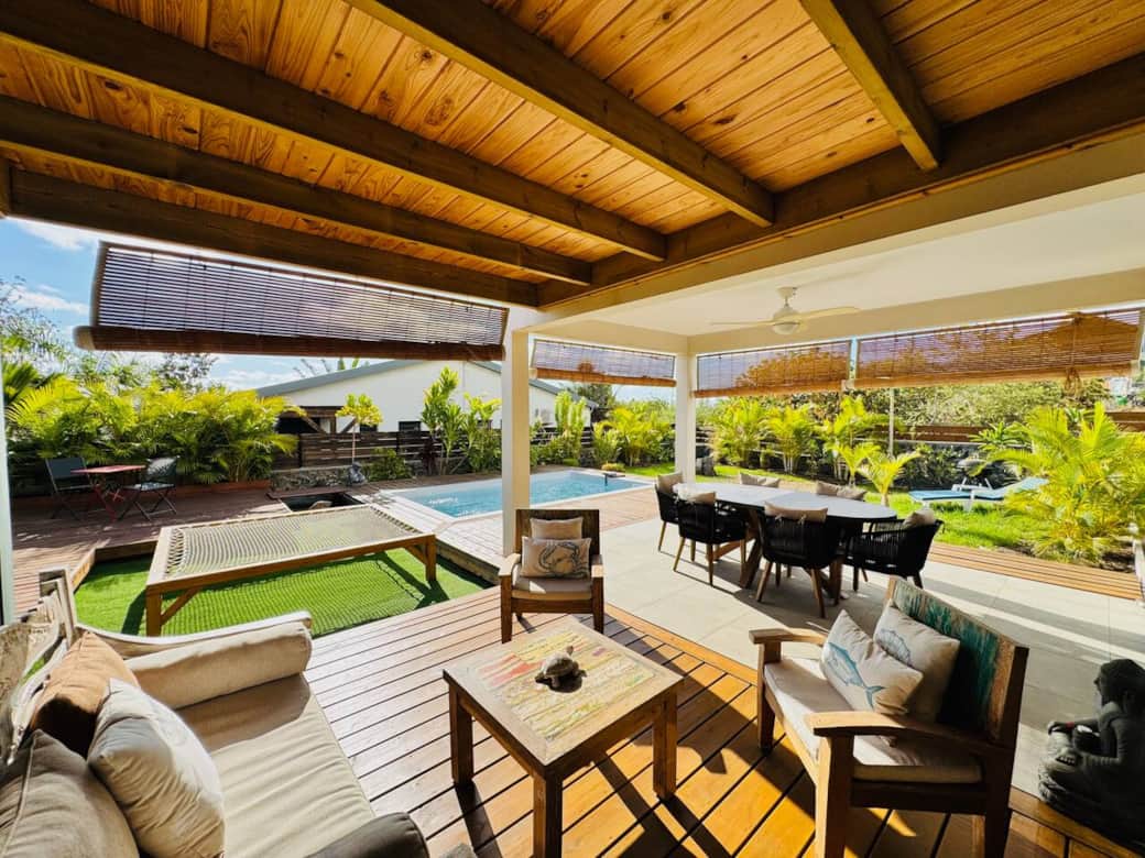 Salon de jardin donnant sur la piscine privée 