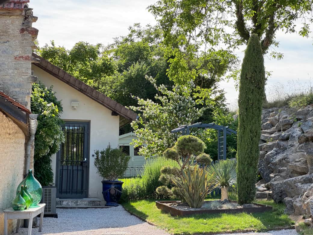 Entrée et parking de la maison 