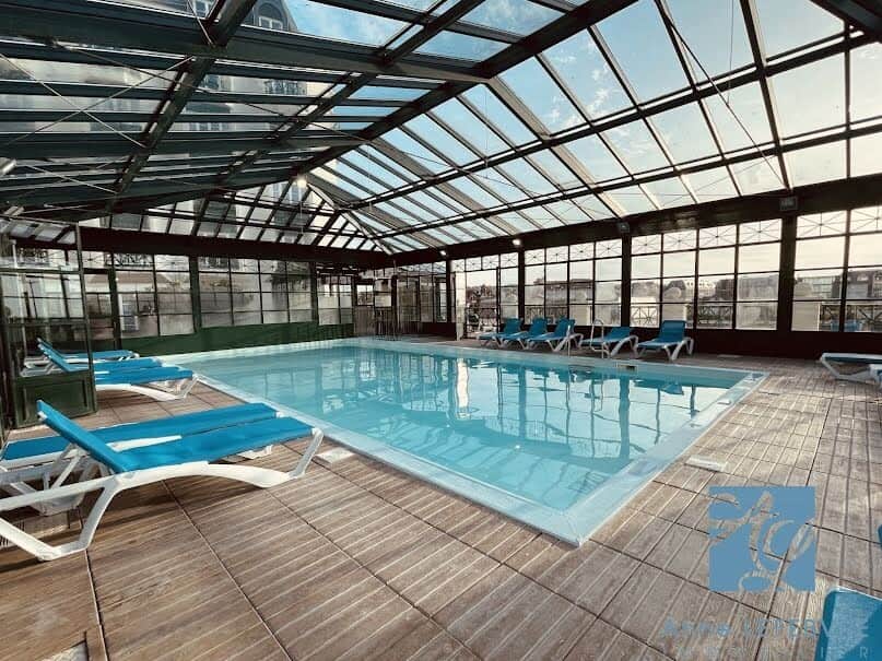 Piscine couverte de la résidence chauffée toute l'année. Un atout en cas de mauvais temps surtout avec des enfants.