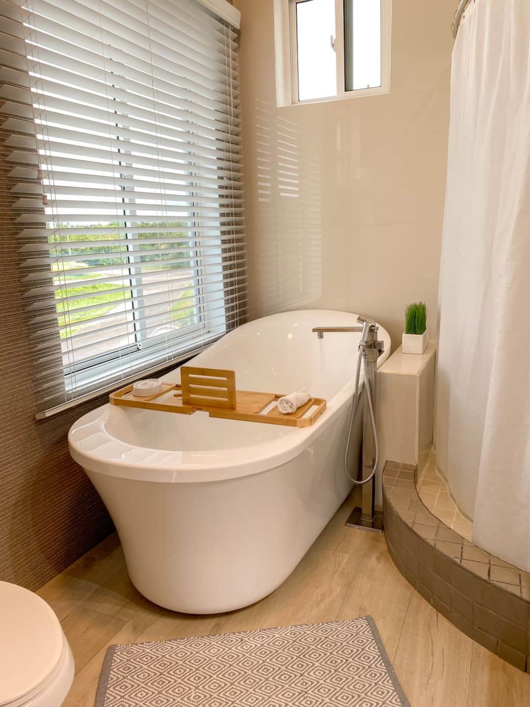 Masterbathroom tub