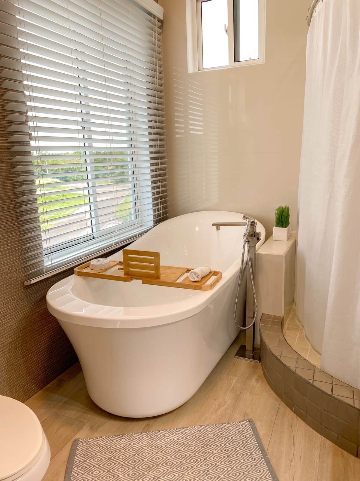 Masterbathroom tub