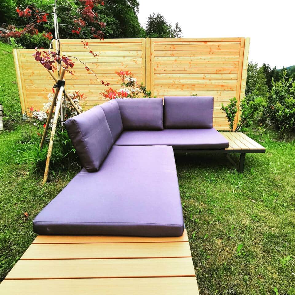 Auf der Outdoor-Couch lässt es sich super genießen - mit Blick auf das Ortszentrum im Tal. Wer möchte, kann auch seine Wanderung direkt von der Hütte starten. Wir wohnen nebenan und geben bei Bedarf gerne Tipps zu den besten Routen!