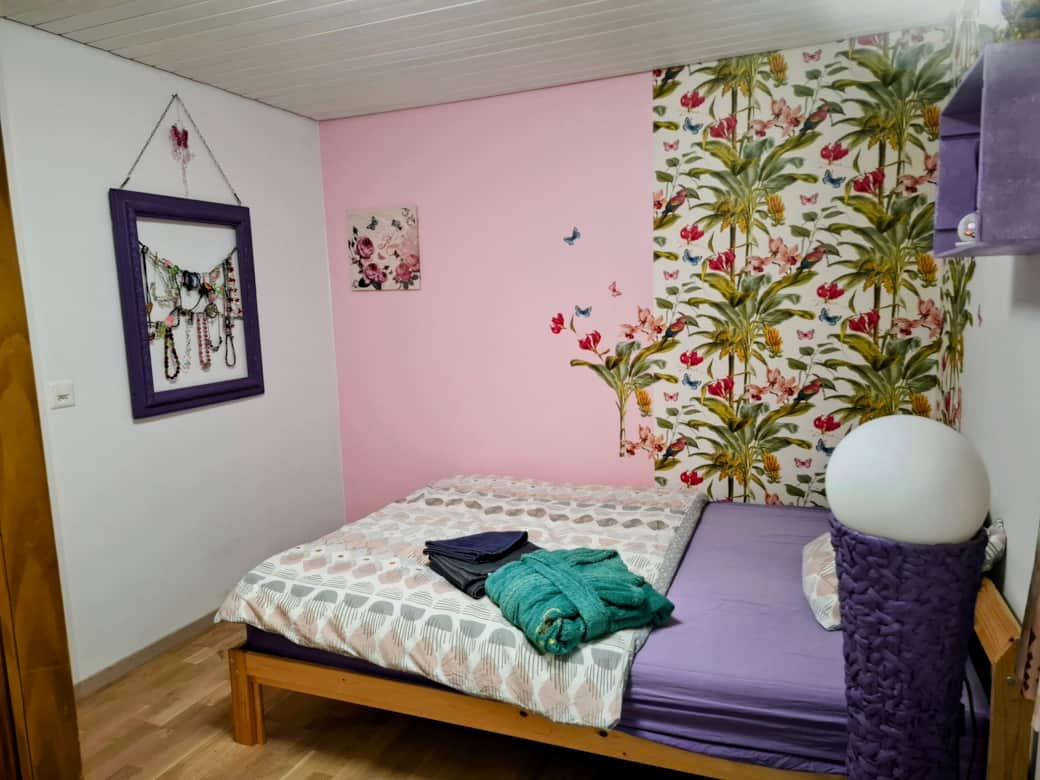 1er étagle, chambre mauve avec lit 140 cm