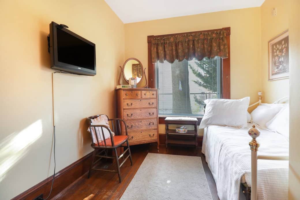 Single trundle bed can sleep 2 guests! 