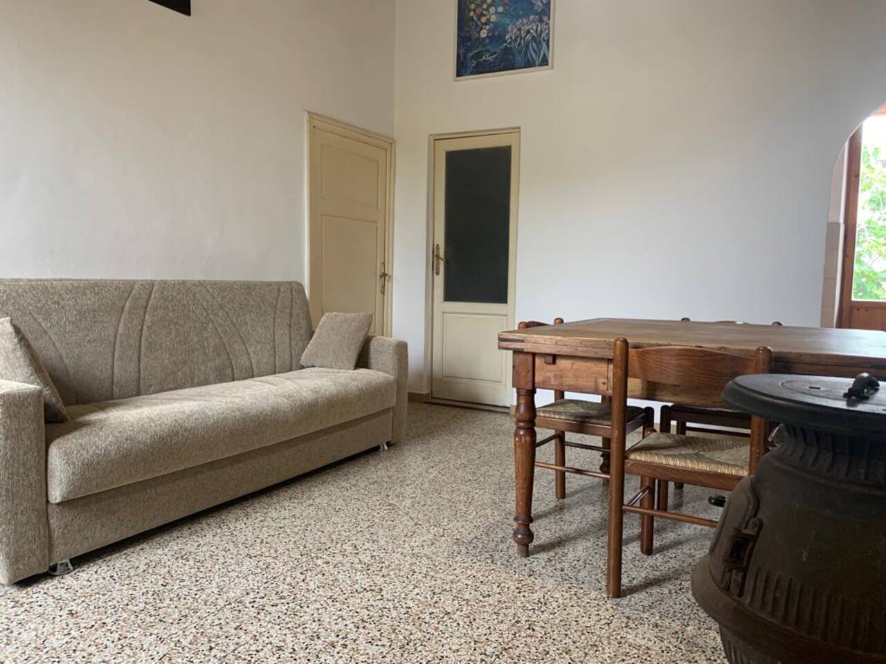 Salotto con divano letto e tavolo da pranzo