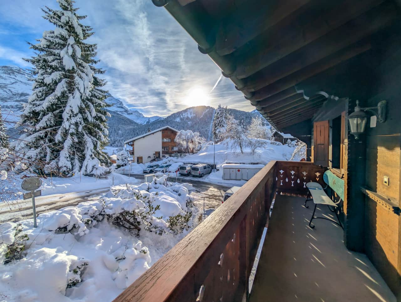 Vom Balkon aus hat man einen atemberaubenden Blick auf die Umgebung.