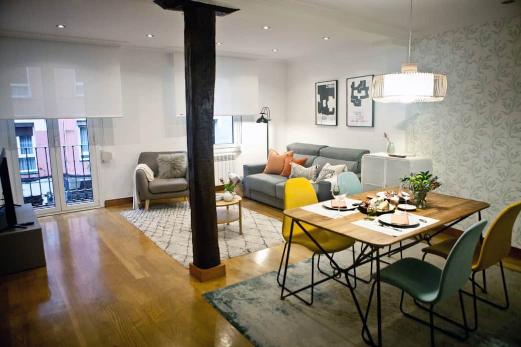 La columna de madera, protagonista del salón, transforma el espacio en un lugar acogedor y cálido.