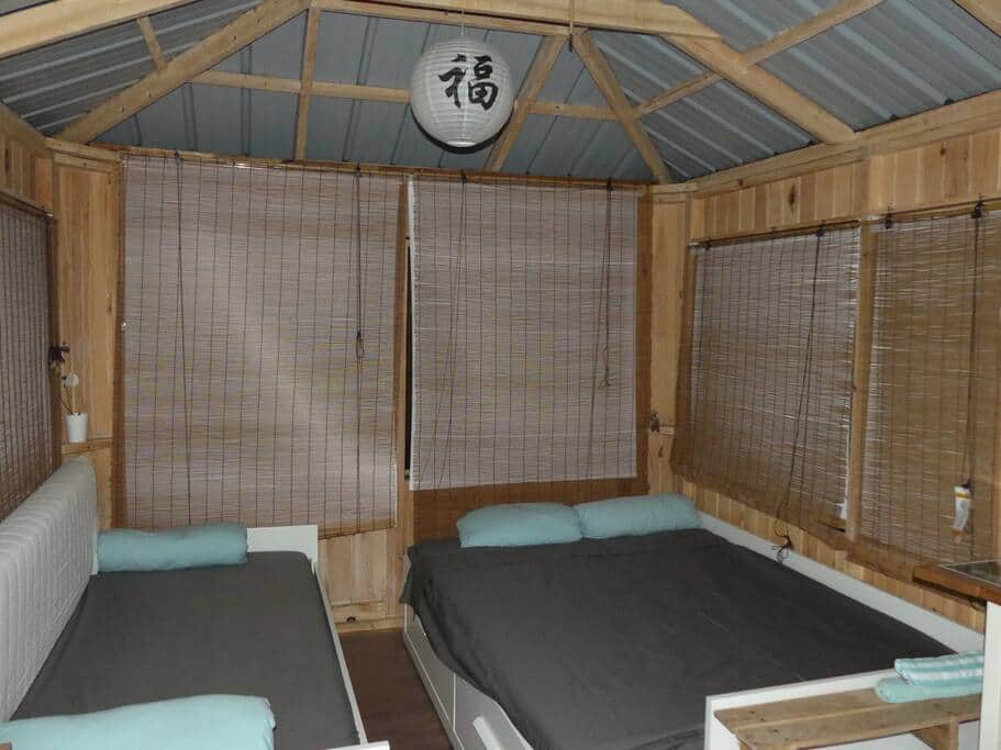 Banquettes avec sommiers en latte, dont l'une s'étire en lit double. 