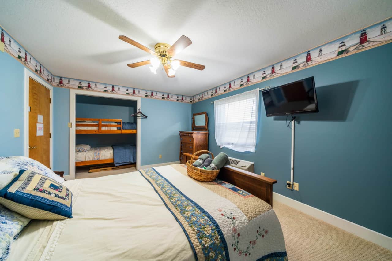 Suite 14 (Queen Bed & Twin Bunks)