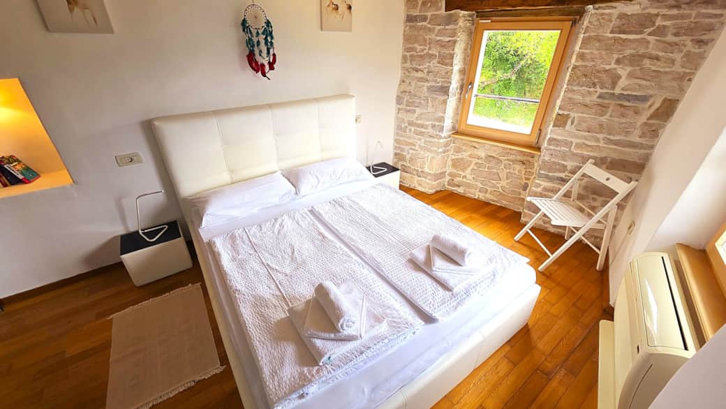 Schlafzimmer_mit_reichlich_Tageslicht_und_Ausblick