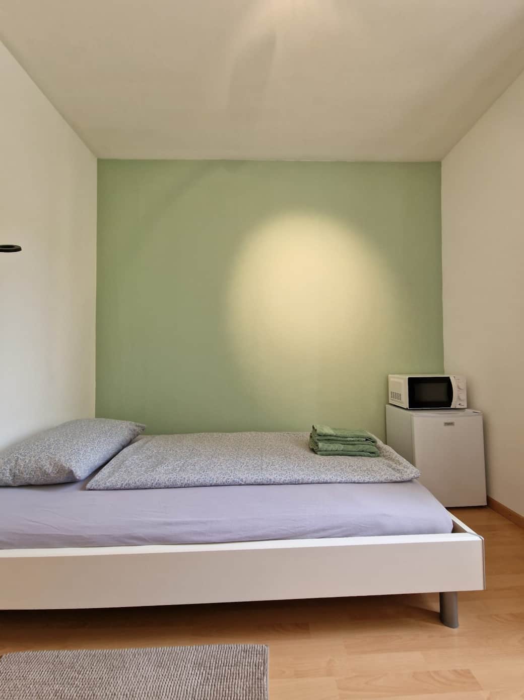 Bild CM 14 Bett und Mikrowelle