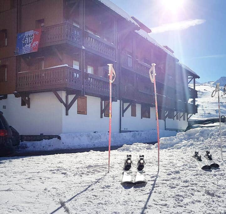 Départ et retour skis aux pieds