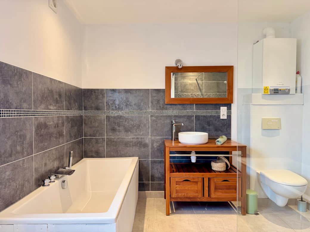 Salle de bain avec douche et baignoire Salle de bain avec douche et baignoire