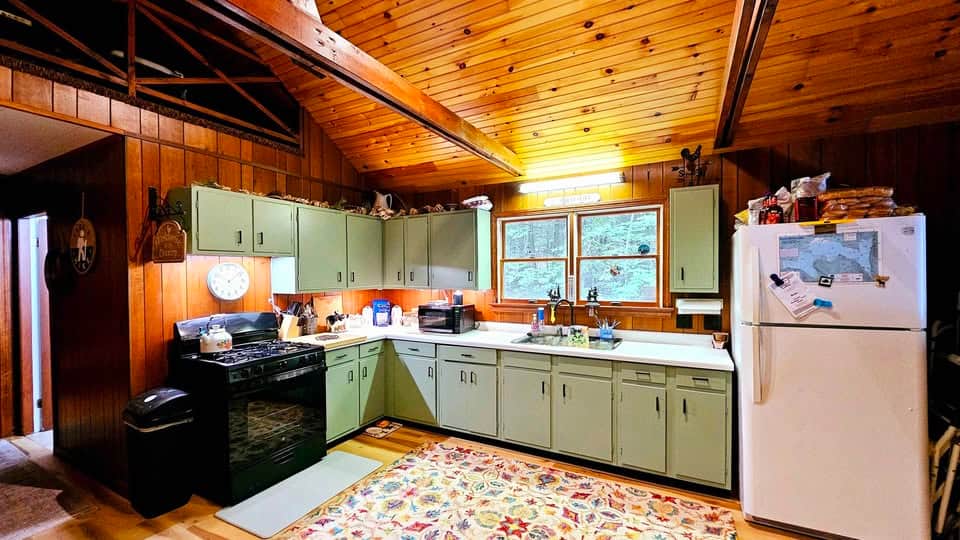 Fully Stocked Kitchen