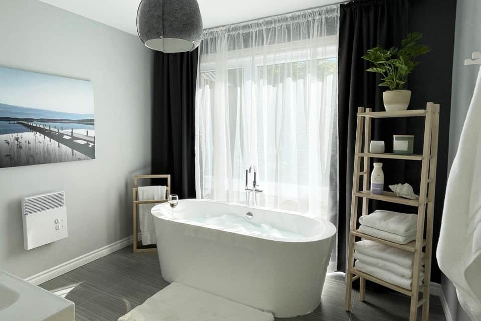 Salle de bain complète avec bain