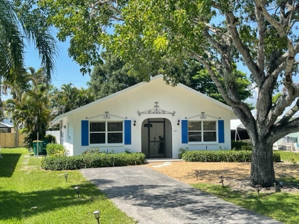 Newly painted Front of house has plenty of parking !