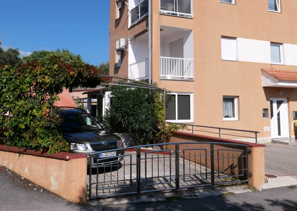 L'appartement vu de l'extérieur - le parking est la vôtre, et l'appartement est au rez-de-chaussée.