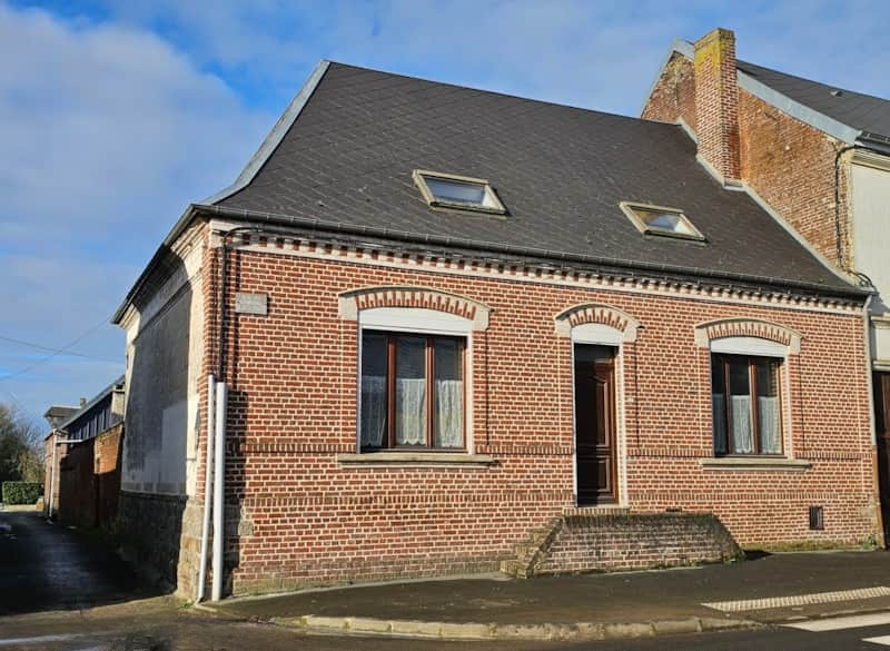 Façade avant en briques et pierres
