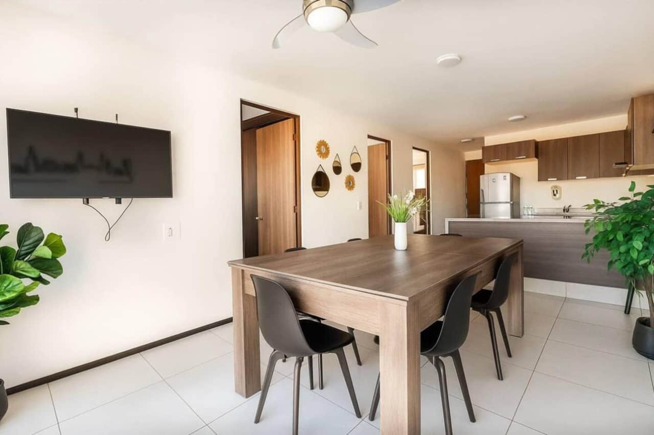 Amplio comedor con set de 6 sillas, cuidadosamente decorado para sentirse en casa. 