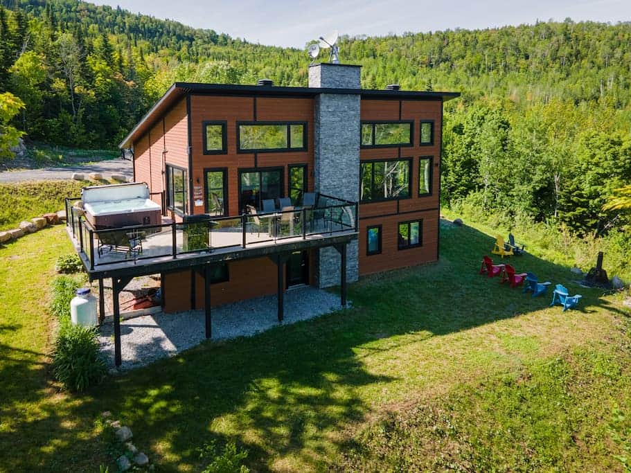 Vue extérieure du chalet et de la cour arrière