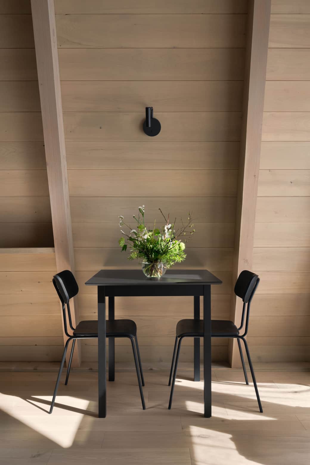 Coin repas lumineux — idéal pour brunch, jeux, ou travailler un peu. Photo: @jordannbrown_imaging Coin repas lumineux — idéal pour brunch, jeux, ou travailler un peu. Photo: @jordannbrown_imaging