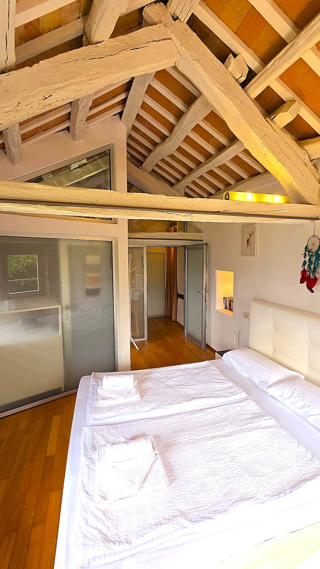 Schlafzimmer_mit_reichlich_Tageslicht_und_Ausblick