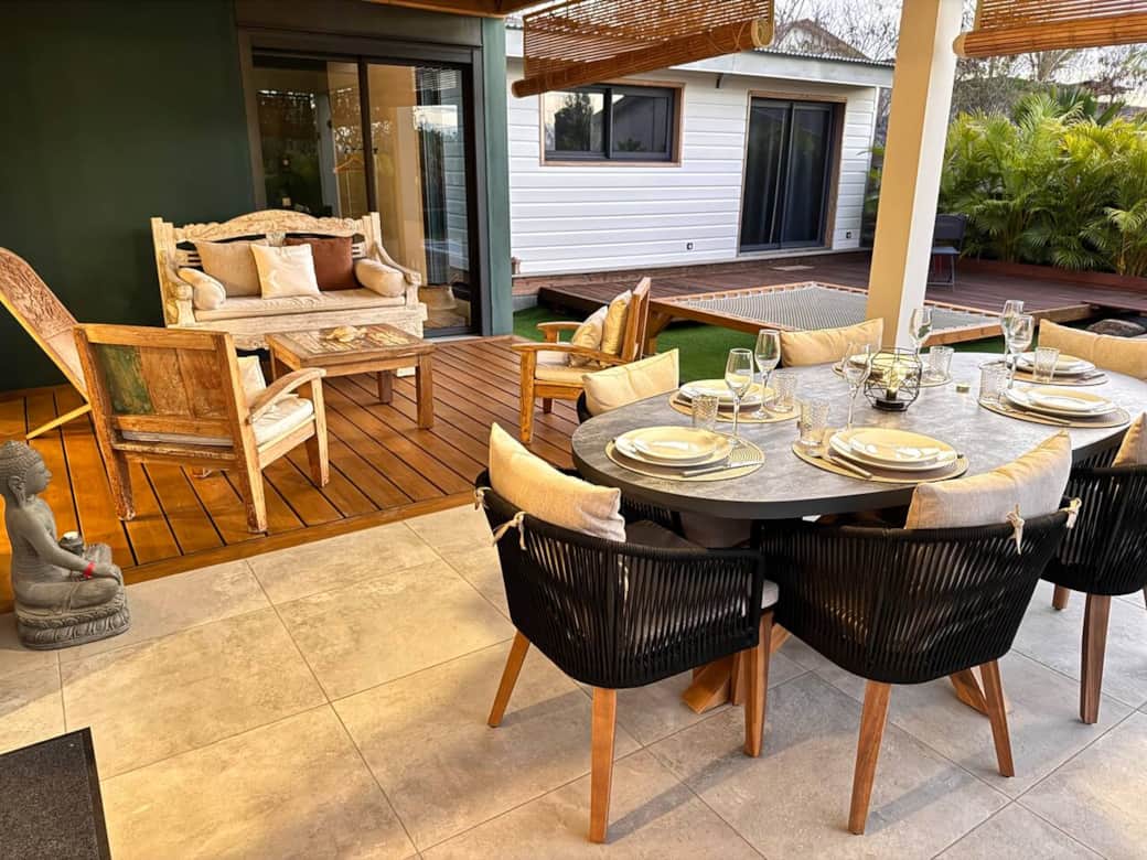 Espace terrasse avec salon de jardin balinais et coin repas 