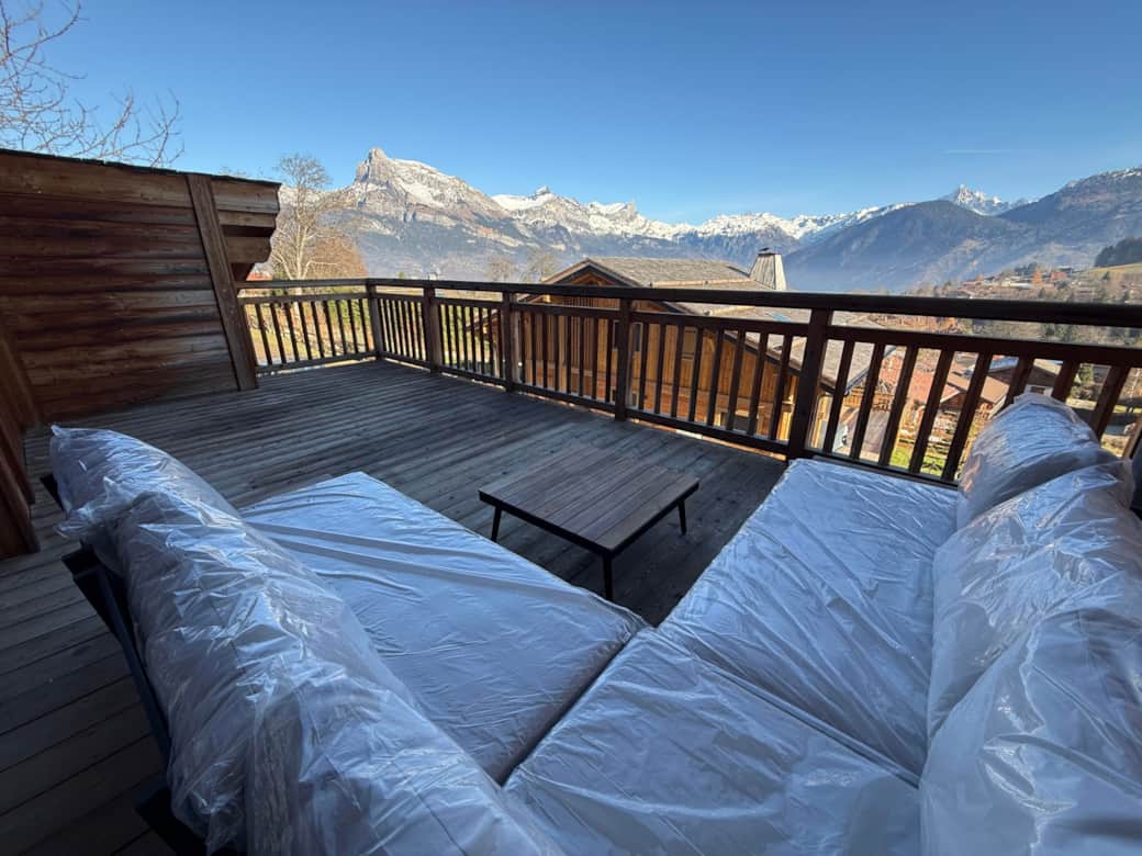 Une deuxieme terrasse avec salon de jardin. Les deux terrasses ont la vue Mont Blanc