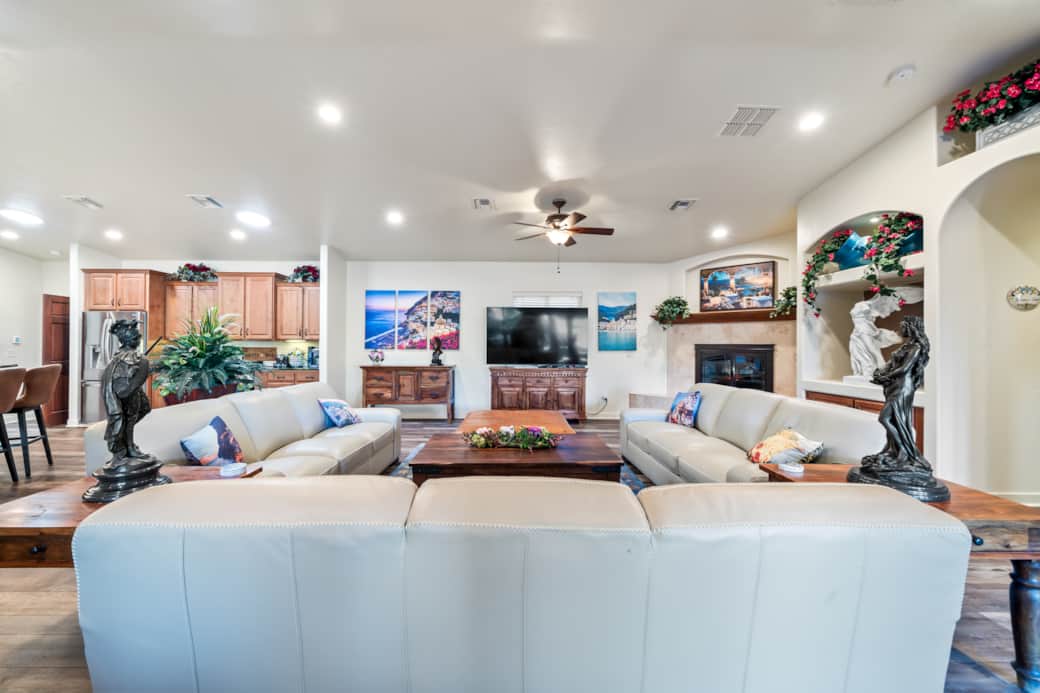 04 2 FamilyRoom2 10
