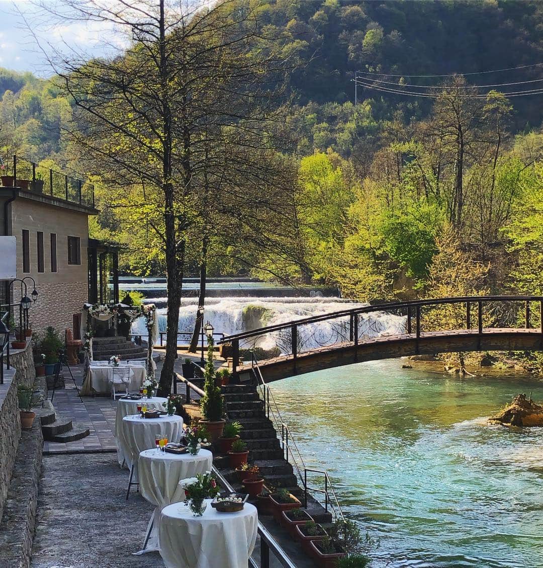 Restaurant Kostelski Buk – Speisen mit Blick auf den Wasserfall