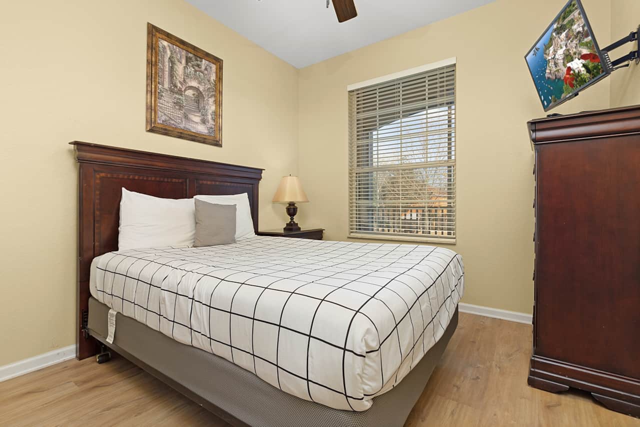 Queen bedroom - Incredibles Hideaway
