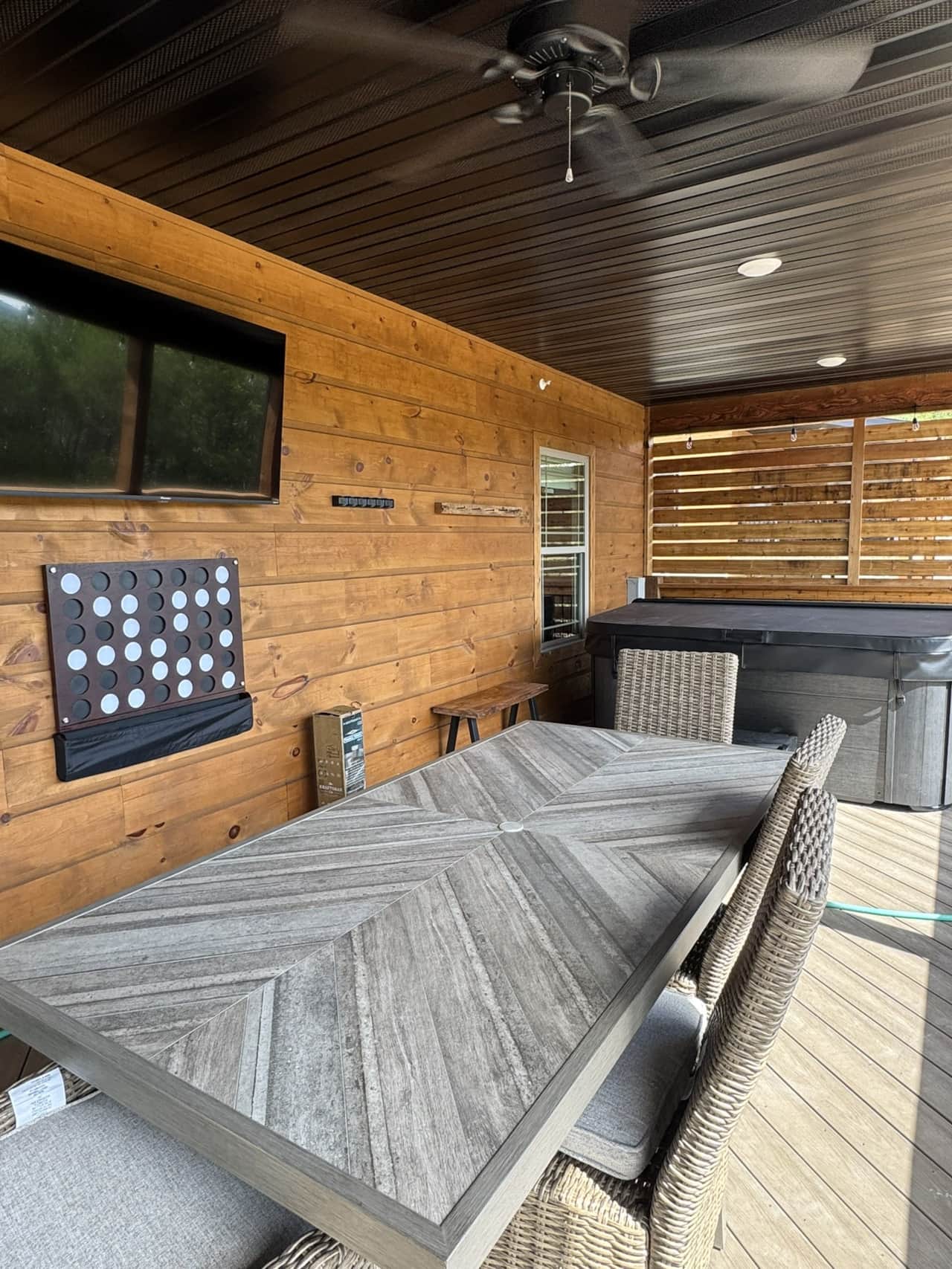 Outdoor dining and hot tub