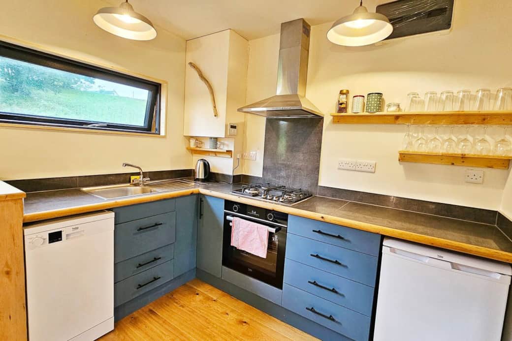 Our kitchen comes with everything you need for short - or long-term stay. Coffe, tea, coffe maker plunger, fresh coffe, instant coffe, sugar, olive oil, salt, pepper. Utensils, pots and pans. Plates, forks and knives etc.
Gas hob , electric oven.  